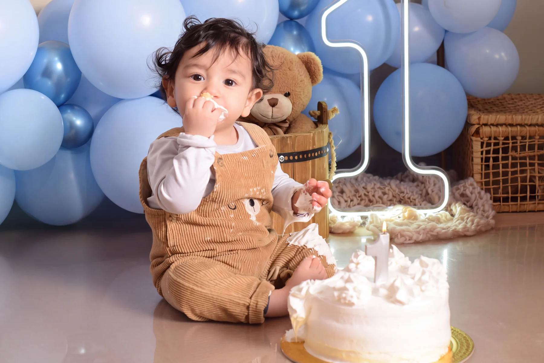 Bebê experimentando o bolo em um cenário de primeiro aniversário